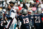 С членами своей команды по американскому футболу Snoop All-Stars перед матчем во Флориде, 2005 год
