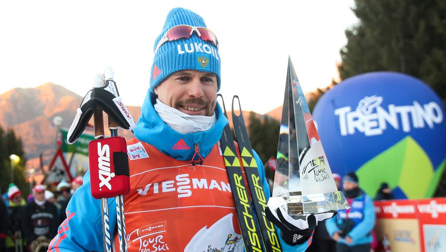 Сергей Устюгов (Россия), победивший в многодневной гонке «Тур де Ски», на церемонии награждения в итальянском Валь-ди-Фьемме.