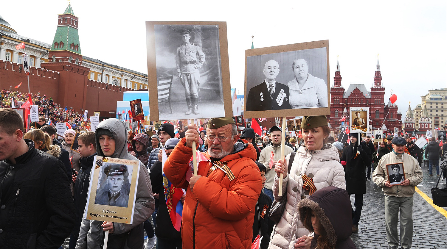 Участники во время акции «Бессмертный полк» в Москве