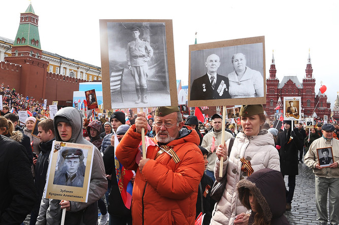 Участники во время акции «Бессмертный полк» в Москве