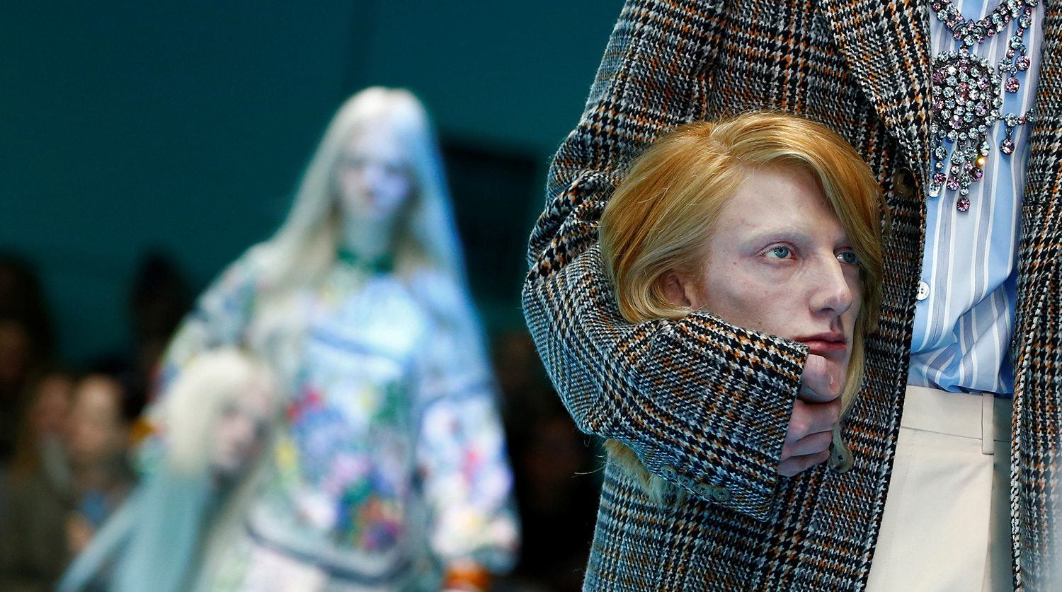 Живые ягнята, фэшн-перфоманс и сумка-мэм: 6 классных показов на Неделе мужской моды в Милане