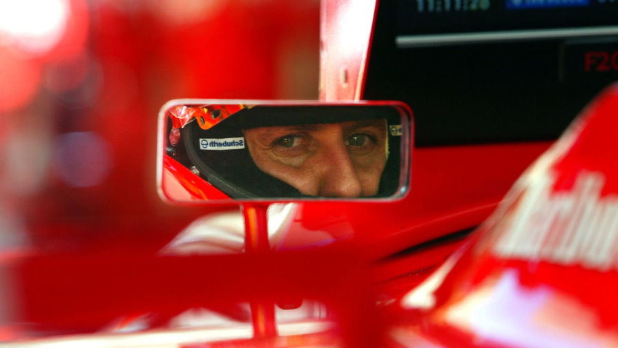 Михаэль Шумахер смотрит в зеркало заднего вида своего Ferrari, Монако, 2003 год 