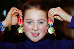 Двукратная Чемпионка Европы по фигурному катанию в одиночном катании Ирина Слуцкая со своими золотыми медалями, 1997 год
