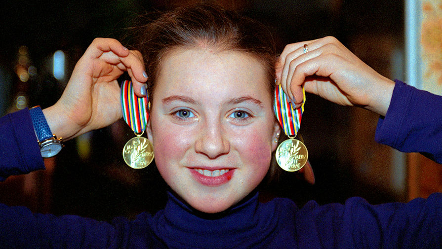 Двукратная Чемпионка Европы по&nbsp;фигурному катанию в&nbsp;одиночном катании Ирина Слуцкая со своими золотыми медалями, 1997 год