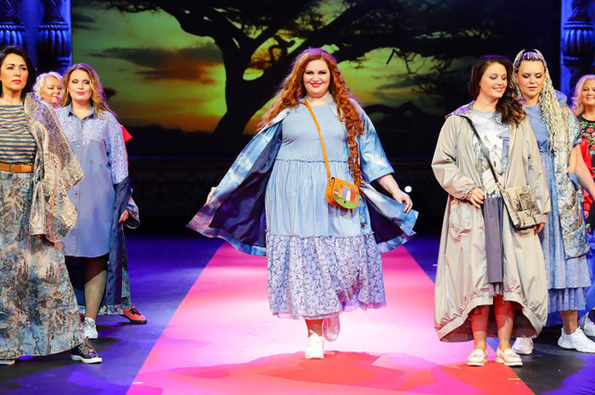 Участницы международного конкурса красоты Plus Size Miss Melon Rich XXL в театре Русская песня, 11 июля 2019 года