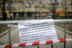 Предупреждение на ограждении в районе Никитского бульвара в Москве, 30 марта 2020 года