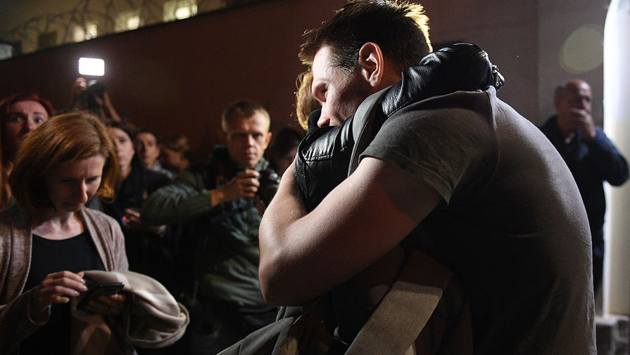 Задержанный в&nbsp;ходе акции протеста после освобождения из&nbsp;Центра изоляции правонарушителей на&nbsp;улице Окрестина в&nbsp;Минске, 14 августа 2020 года