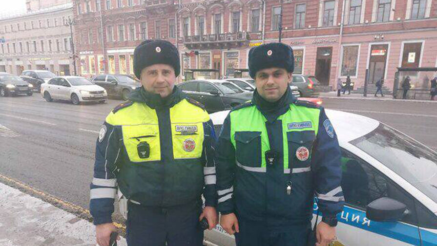 В Петербурге гаишники потушили пожар в ларьке с хот-догами