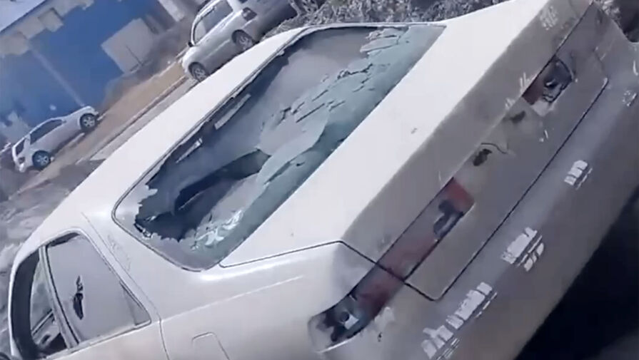 В Новосибирске неизвестные расстреляли автомобиль на стоянке у детского сада