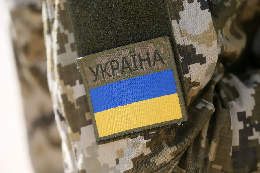 На границе России задержали контейнеры с формой для ВСУ. Они шли через Китай