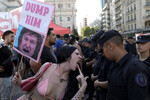 Собравшиеся у конгресса Аргентины протестующие выступают против реформ нового президента Хавьера Милея, Буэнос-Айрес, Аргентина, 1 февраля 2024 года