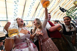 Участники 189-го фестиваля пива Oktoberfest в Мюнхене, 21 сентября 2024 года