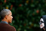 Барак Обама и участник мероприятий по случаю Хеллоуина во дворе Белого дома
