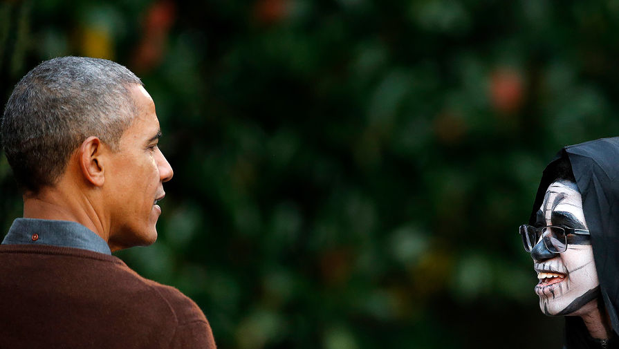 Барак Обама и участник мероприятий по&nbsp;случаю Хеллоуина во дворе Белого дома
