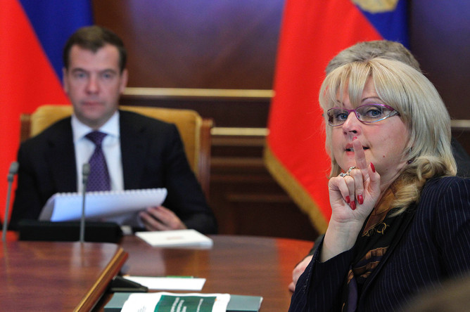 16 мая 2011 года. Президент России Дмитрий Медведев проводит совещание по вопросам укрепления здоровья школьников и детей дошкольных учреждений. Справа — министр здравоохранения и социального развития Российской Федерации Татьяна Голикова