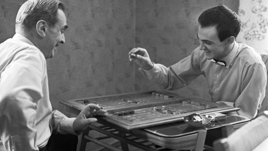 Муслим Магомаев и его дядя Джамал играют в&nbsp;нарды, 1963 год