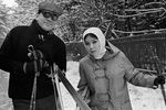 Кинорежиссер Андрей Михалков-Кончаловский с женой киноактрисой Натальей Аринбасаровой на лыжной прогулке, 1967 год
