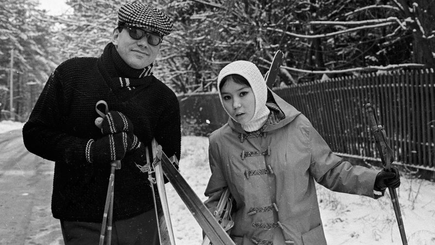 Кинорежиссер Андрей Михалков-Кончаловский с&nbsp;женой киноактрисой Натальей Аринбасаровой на&nbsp;лыжной прогулке, 1967&nbsp;год