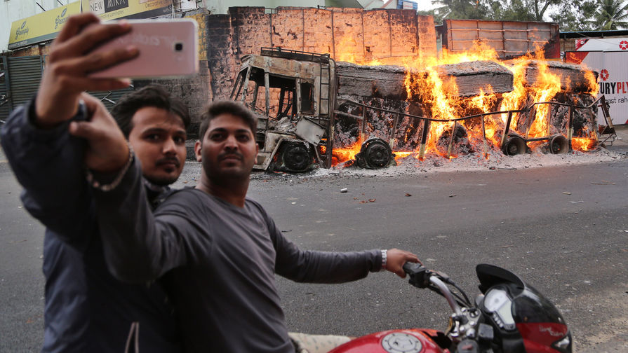 Селфи на фоне горящего грузовика в индийском штате Тамилнад