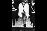 25-летний Джими Хендрикс и полицейские после дебоша и ареста в Швеции, 1968 год
