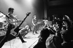 В январе 1978 года Sex Pistols отправились в американское турне, которое, как стало понятно позднее, оказалось во всех смыслах губительным для группы. В коллективе возникли серьезные внутренние противоречия, и Макларену пришлось объявлять о прекращении деятельности панк-рок-бэнда. На фото Sex Pistols во время концерта в Мемфисе в 1978 году
