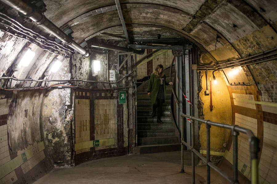 Англия, Лондон. Бывшая станция метро «Даун-стрит» во время Второй мировой войны была преобразована в&nbsp;бомбоубежище. Здесь, в&nbsp;частности, укрывался премьер-министр Великобритании Уинстон Черчилль 