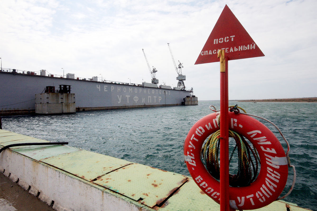 В порту предприятия «Черноморнефтегаз», Крым, 2014 год