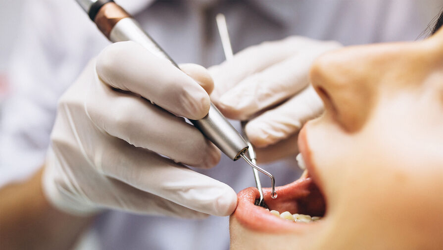 Стоматолог перечислила пять самых вредных для зубов закусок