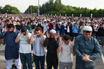 Верующие во время торжественного намаза в день праздника жертвоприношения Курбан-байрам у Мемориальной мечети в Москве, 9 июля 2022 года