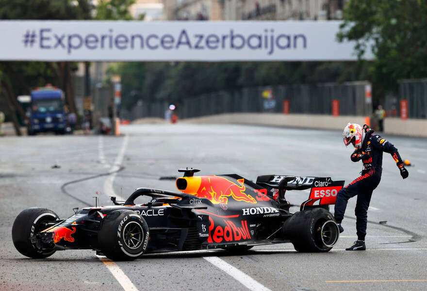 Пилот «Ред Булл» Макс Ферстаппен пинает шину своего болида после аварии во время Гран-при Азербайджана F1 на&nbsp;трассе Baku City Circuit
