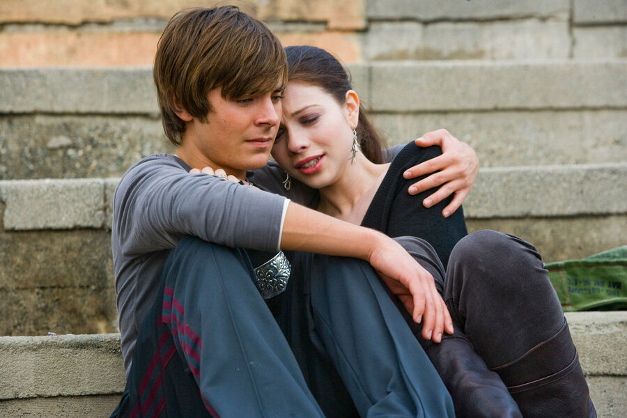 Актеры Зак Эфрон и Мишель Трахтенберг в&nbsp;фильме &laquo;Папе снова 17&raquo; (2009)