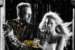 <b>«Город грехов» (2005)</b>
<br><br>
Здесь Брюс Уиллис исполнил главную роль в эпизоде под названием «Тот желтый ублюдок» — он сыграл честного полицейского, который когда-то изуродовал манька-педофила и сел в тюрьму. Теперь ему предстоит оговорить себя, чтобы освободиться и очистить мир от зла окончательно, несмотря на больное сердце.
