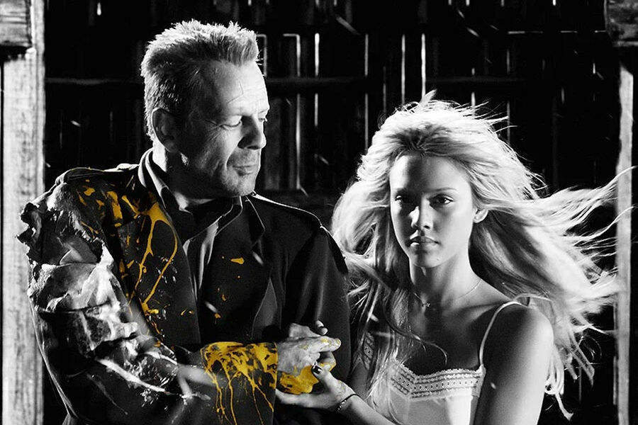 <b>«Город грехов» (2005)</b>
<br><br>
Здесь Брюс Уиллис исполнил главную роль в&nbsp;эпизоде под&nbsp;названием «Тот желтый ублюдок» &mdash; он сыграл честного полицейского, который когда-то изуродовал манька-педофила и сел в&nbsp;тюрьму. Теперь ему предстоит оговорить себя, чтобы освободиться и очистить мир от зла окончательно, несмотря на&nbsp;больное сердце.
