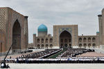 Траурный молебен по поводу кончины президента Узбекистана Ислама Каримова возле медресе Тилля-Кори в Самарканде