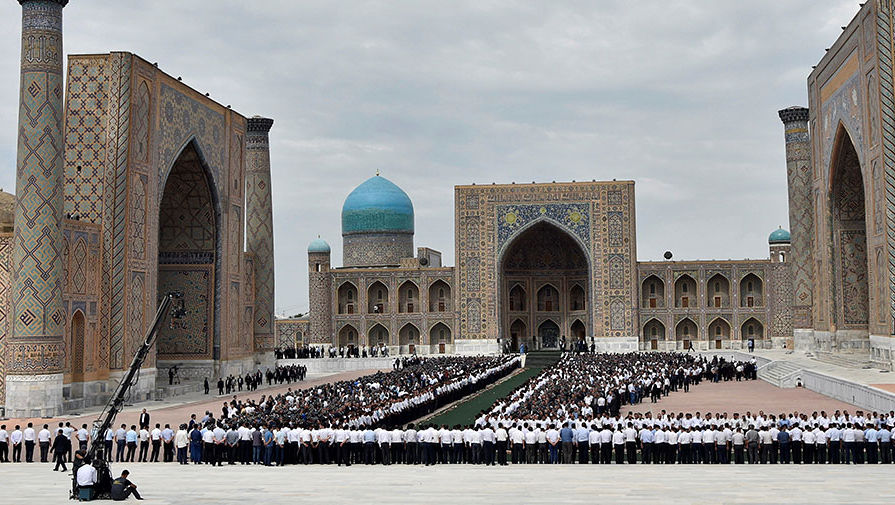 Траурный молебен по&nbsp;поводу кончины президента Узбекистана Ислама Каримова возле медресе Тилля-Кори в&nbsp;Самарканде