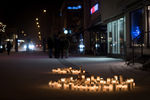Свечи на месте трагедии перед рестораном Vuoksenvahti в городе Иматра, Финляндия
