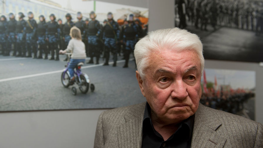 Писатель Владимир Войнович во время открытия фотовыставки, посвященной событиям 6 мая 2012 года на&nbsp;Болотной площади Москвы, 2013 год
