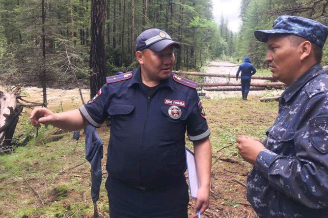 Ситуация на месте происшествия, где автомобиль УАЗ опрокинулся в реку, 12 июля 2019 года