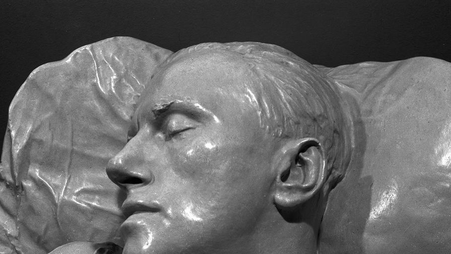 Посмертная маска поэта Владимира Маяковского, снятая скульптором Сергеем Меркуловым