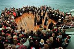Траурная церемония на борту судна в Баренцевом море после крушения АПЛ «Курск», 24 августа 2000 года

