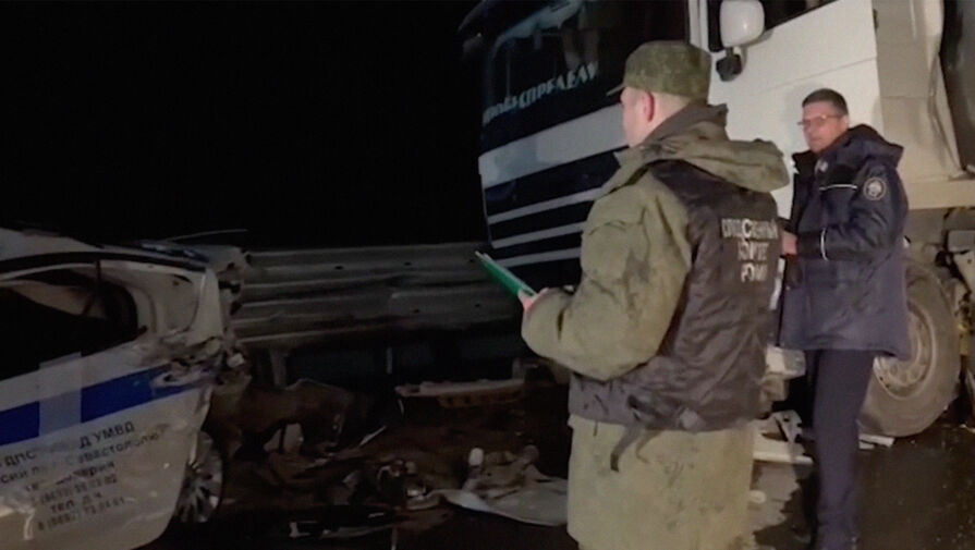 В Севастополе фура врезалась в патрульный автомобиль, пострадали двое полицейских