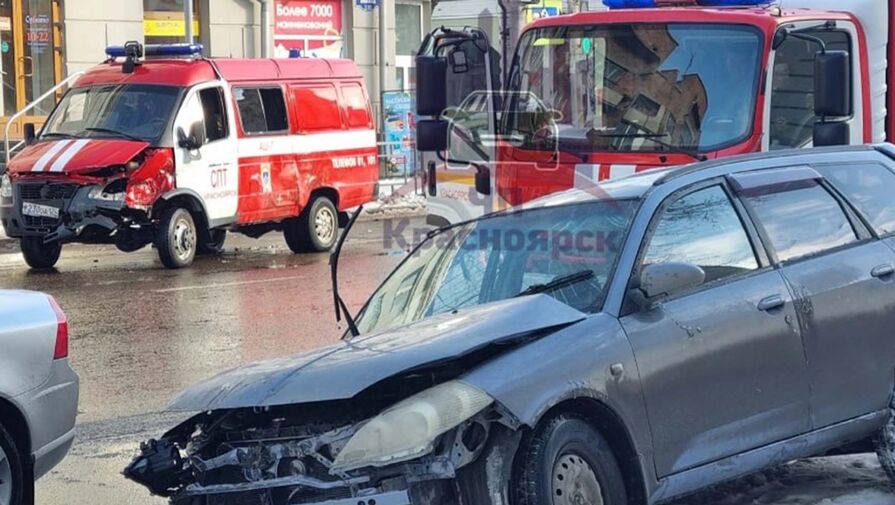 Четыре человека пострадали в ДТП с участием Nissan и пожарной машины в Красноярске