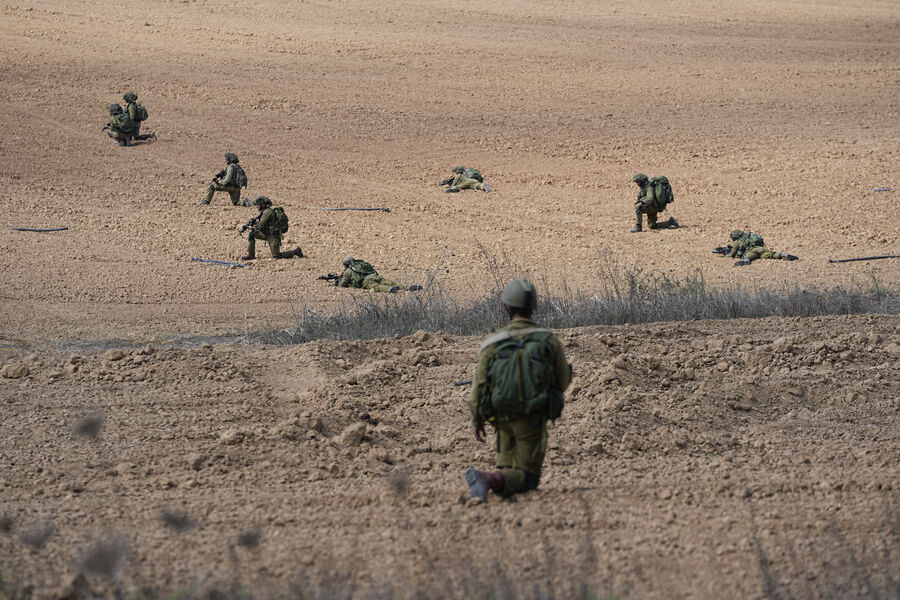 Израильские солдаты занимают позиции возле кибуца Кфар-Аза, 10 октября 2023 года