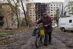 Местный житель на улице в городе Авдеевке, Донецкая область, Украина, 17 октября 2023 года 