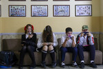 Школьники с телефонами в руках во время последнего звонка в гимназии N44 в Сочи, 24 мая 2024 года