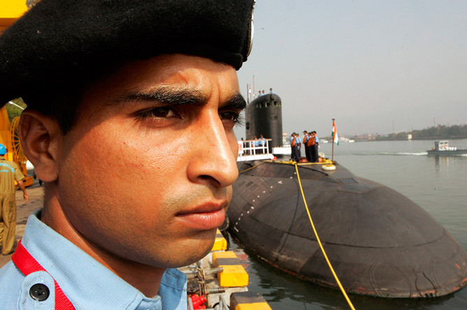 В порту Мумбая загорелась подводная лодка