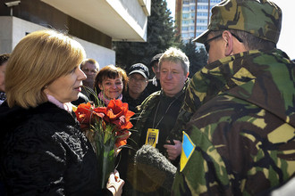 Общественный активист, врач «евромайдана» Ольга Богомолец (слева) после подачи документов для участия в президентских выборах в ЦИК