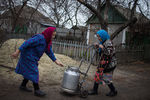Раздача воды в пригороде Луганска 