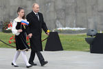 Владимир Путин на церемонии поминовения жертв геноцида армян в мемориальном комплексе Цицернакаберд