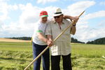 Президент Белоруссии Александр Лукашенко и актер Жерар Депардье косят траву на территории официальной резиденции президента «Озерный» в Острошицком городке
